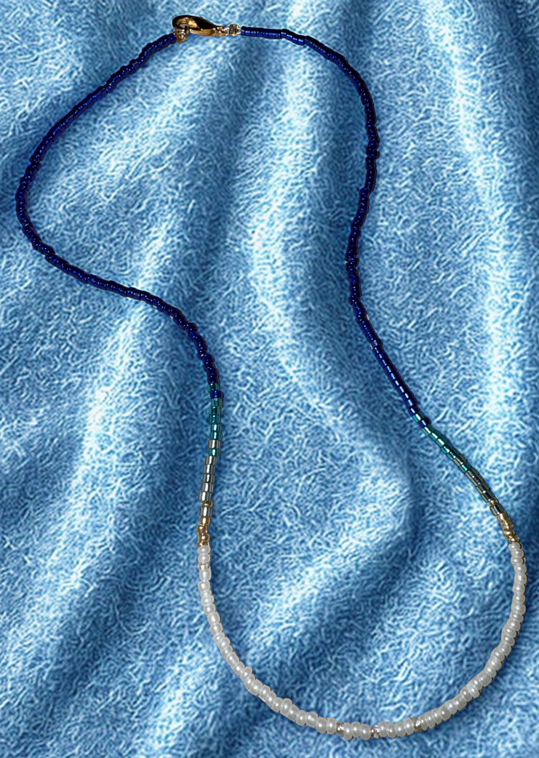 Navy and white beaded gradient necklace